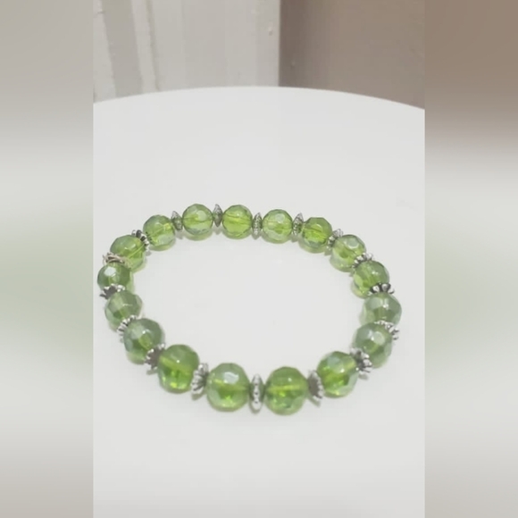 A Funky Chunky Green Stretch Bead Bracelet. 🌴 - Picture 5 of 7